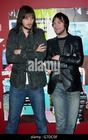 Sergio Pizzorno (links) und Tom Meighan von der Leicester Band Kasabian während ihres Gastauftritts auf MTV's TRL - Total Request Live - Show, in den neuen Studios im Leicester Square, im Zentrum von London, um ihre neueste Single 'PROCESSED Beats' zu promoten, die heute veröffentlicht wurde. Stockfoto