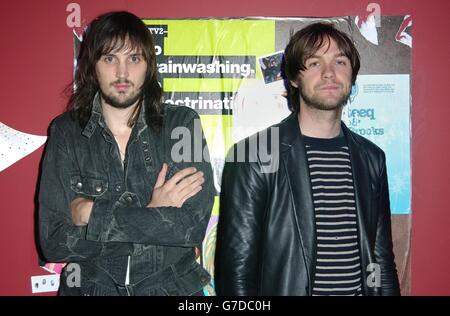 Sergio Pizzorno (links) und Tom Meighan von der Leicester Band Kasabian während ihres Gastauftritts auf MTV's TRL - Total Request Live - Show, in den neuen Studios im Leicester Square, im Zentrum von London, um ihre neueste Single 'PROCESSED Beats' zu promoten, die heute veröffentlicht wurde. Stockfoto