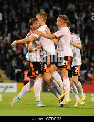 Fulhams Fernando Amorebieta (links) feiert mit Dan Burn (2. Links), Lasse Vigen Christensen (2. Rechts) und Tim Hoogland (rechts), nachdem er gegen Bolton Wanderers das zweite Tor seiner Seite erzielt hatte. Stockfoto