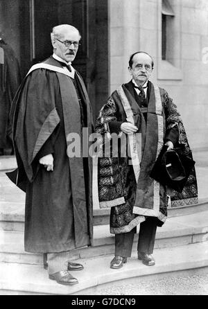 Sir James Barrie (R), als Kanzler der Universität Edinburgh, begrüßte den Premierminister in Edinburgh, als er zwei neue Gebäude eröffnete. Im Bild sehen Sie Sir James Barrie mit Ramsay Macdonald an der Universität Edinburgh, der die Zeremonie abhielt. Stockfoto