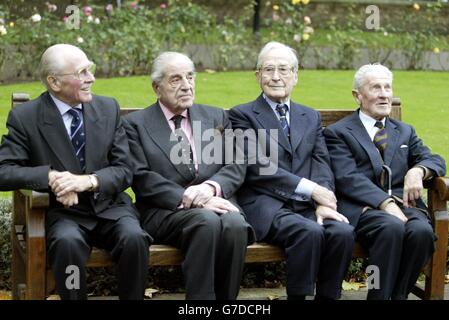 Colditz und Great Escape Veteranen (von links nach rechts); Flt LT Alan Bryett aus Bromley, Lord Campbell aus Alloway, Squadron Leader Jimmy James aus Shropshire und Kenneth Lockwood aus South Gloucestershire bei der Ausstellung 'Great Escapes' im Imperial war Museum, London, wo sich über 20 überlebende Kriegsgefangene wiedervereinen. Stockfoto