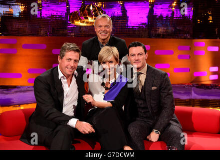 Moderator Graham Norton (Mitte hinten) mit (links-rechts) Hugh Grant, Emma Thompson und Luke Evans während der Dreharbeiten zur Graham Norton Show in den London Studios, Süd-London, die am Freitagabend auf BBC One ausgestrahlt werden. Stockfoto