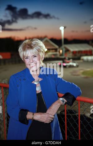 Gloria Hunniford nimmt an der Caron Keating Foundation Kart Race Charity Challenge im Daytona Sandown Park in Esher Teil. Stockfoto