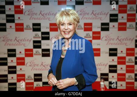 Gloria Hunniford nimmt an der Caron Keating Foundation Kart Race Charity Challenge im Daytona Sandown Park in Esher Teil. Stockfoto