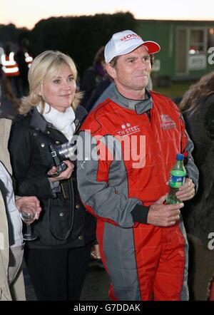 NUR FÜR REDAKTIONELLE ZWECKE Anthea Turner und Grant Bovey nehmen an der Caron Keating Foundation Kart Race Charity Challenge im Dayona Sandown Park in Esher Teil. Stockfoto