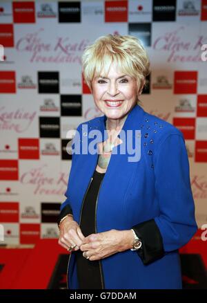 Gloria Hunniford nimmt an der Caron Keating Foundation Kart Race Charity Challenge im Daytona Sandown Park in Esher Teil. Stockfoto