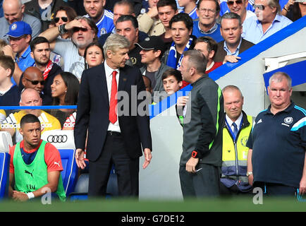 Arsenal-Manager Arsene Wenger (links) im Gespräch mit dem vierten offiziellen Jon Moss auf der Touchline während des Barclays Premier League-Spiels in Stamford Bridge, London. Stockfoto