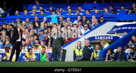 Chelsea-Manager Jose Mourinho (rechts) zeigt während des Spiels der Barclays Premier League in Stamford Bridge, London, auf Arsenal-Manager Arsene Wenger. Stockfoto