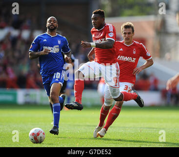 Britt Assombalonga von Nottingham Forest in Aktion gegen Ipswich Town während des Sky Bet Championship-Spiels auf dem City Ground in Nottingham. Stockfoto