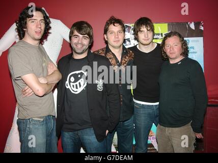 (Von links nach rechts) Gary Lightbody, Mark McClelland, Johnny Quinn, Nathan Connolly und Tom Simpson von der Rockgruppe Snow Patrol während ihres Gastauftritts auf der TRL - Total Request Live - Show von MTV in ihren neuen Studios am Leicester Square im Zentrum von London. Stockfoto