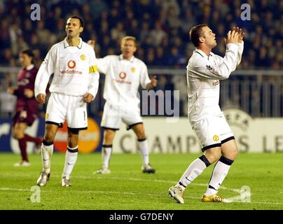 Wayne Rooney von Manchester United zeigt seine Dejektion nach einer weiteren verpassten Chance gegen Sparta Prag, während Ryan Giggs und Paul Scholes während des UEFA Champions League-Spiel der Gruppe D in der Toyota Arena in Prag, Tschechische Republik, auf sich blicken. Das Spiel endete 0-0. KEINE WEBSITE-/INTERNETNUTZUNG, ES SEI DENN, DIE WEBSITE IST BEI DER FOOTBALL ASSOCIATION PREMIER LEAGUE REGISTRIERT Stockfoto