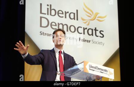 Nick Clegg, stellvertretender Ministerpräsident und Vorsitzender der Liberaldemokraten, spricht auf der Herbstkonferenz der Liberaldemokraten im Clyde Auditorium in Glasgow, Schottland. Stockfoto