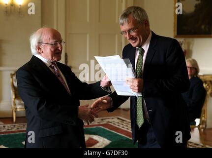 Neuer Botschafter der Bundesrepublik Deutschland Matthias Hopfner (rechts), als er Präsident Michael D. Higgins in Aras an Uachtarain in Dublin sein Beglaubigungsschreiben überreicht. Stockfoto