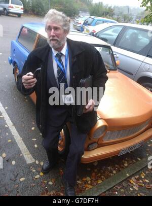 Graham Goodal kommt mit einem seiner Trabant-Wagen am Amtsgericht von Chesterfield an. Er wird beschuldigt, sich geweigert zu haben, die weltweit größte private Sammlung ostdeutscher Trabant-Autos aus einem Obstgarten zu entfernen.der Sammler, dem eine Geldstrafe von maximal 20,000 droht, lehnte es ab, die Autos zu bewegen, die auf dem Gelände seines Hauses im malerischen Dorf Middleton bei Youlgreave, Derbyshire, geparkt wurden. Stockfoto