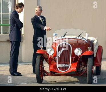 Der Prinz von Wales (rechts) spricht mit Fiat-Erbe John Elkann, während er einen Fiat Ballila aus dem Jahr 1934 im Fiat Museum in Turin, Italien, ansieht. Stockfoto