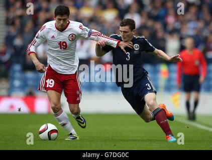 Der Schottlands Andrew Robertson (rechts) fordert Georgiens Giorgi Papava während des UEFA-EM-Qualifikationsspiel 2016 im Ibrox Stadium in Glasgow heraus. Stockfoto