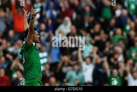 Robbie Keane, Irlands Republik, feiert sein zweites Tor während des UEFA Euro 2016-Qualifikationsspiels im Aviva Stadium, Dublin. Stockfoto