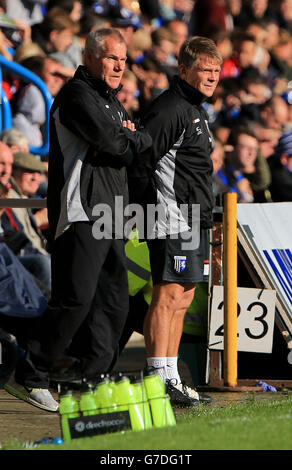 Gillingham Manager Peter Taylor (links) mit Trainer Andy Hessenthaler während der Sky Bet League One im Priestfield Stadium, Gillingham. Stockfoto