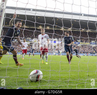 Fußball - UEFA Euro 2016 - Qualifikation - Gruppe D - Schottland / Georgien - Ibrox Stadium. Schottlands Steven Fletcher (links) feiert, wie Shaun Maloneys Schuss für das erste Tor abgelenkt wird Stockfoto