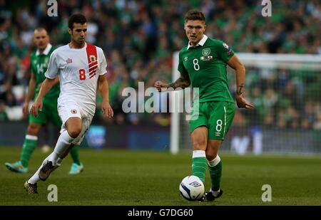 Jeff Hendrick aus der Republik Irland und Rafael Bado aus Gibraltar (links) während des UEFA Euro 2016-Qualifikationsspiel im Aviva Stadium, Dublin. Stockfoto