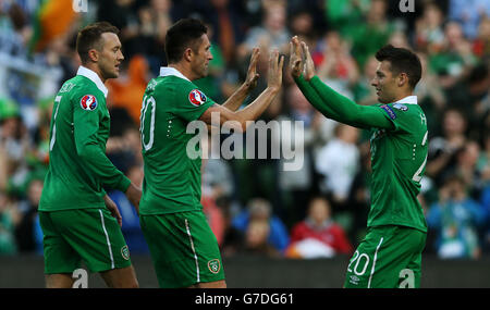 Robbie Keane (Mitte) der Republik Irland feiert sein drittes Tor mit Aiden McGeady (links) und Wes Hoolahan während des UEFA-EM-2016-Qualifikationsspiels im Aviva Stadium, Dublin. Stockfoto