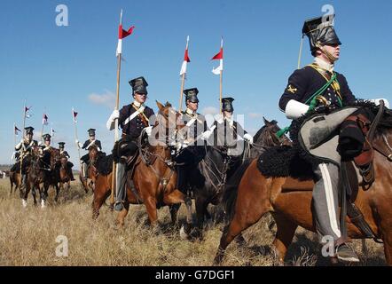 Eine Nachstellung des 17. Lancers "Charge of the Light Brigade" durch das Tal des Todes trägt Drill Order of Brigade auf der Krim, Ukraine. Der 150. Jahrestag der berühmten Schlacht ist morgen. Stockfoto