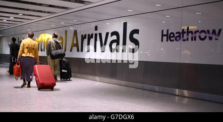 Passagiere kommen am Flughafen Heathrow in West London an. Morgen wird am Terminal 1 des Flughafens Heathrow ein intensiveres Ebola-Screening beginnen. Stockfoto