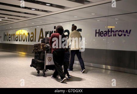 Passagiere kommen am Flughafen Heathrow in West London an. Morgen wird am Terminal 1 des Flughafens Heathrow ein intensiveres Ebola-Screening beginnen. Stockfoto