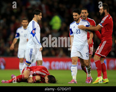 Wales Joe Ledley (rechts) reagiert wütend, nachdem Teamkollege Gareth Bale (Boden) während des UEFA-EM-2016-Qualifikationsspiel im Cardiff City Stadium, Cardiff, verschmutzt wurde. Stockfoto