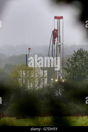 Ein Blick auf das Explorationsbohrgerät auf dem Entwicklungsstandort Horse Hill in Horley, Surrey, im Anschluss an eine öffentliche Sitzung, um das Bohrprojekt zu besprechen. Stockfoto