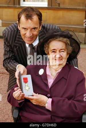 Duncan Bannatyne mit seiner Mutter Jean und seiner OBE, die ihm von der Königin im Buckingham Palace überreicht wurde. Stockfoto