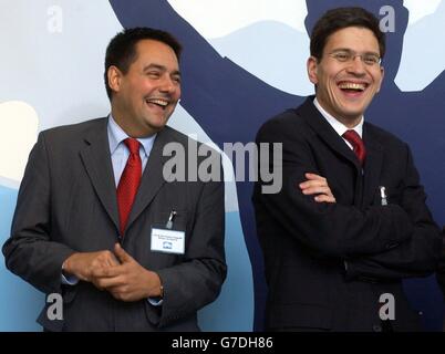 Schulminister Stephen Twigg (links) und Schulstandardminister David Miliband bei der offiziellen Eröffnung der Lambeth Academy in Clapham, Süd-London. Die Akademie wurde von der britischen Königin Elizabeth II. Eröffnet Die Regierung will, dass bis 2010 200 Akademien eröffnet oder im Bau sind, um gescheiterte weiterführende Schulen umzuwandeln. Stockfoto