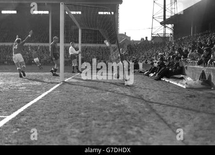 Alex Young, der Everton-Stürmer erzielt sein erstes Tor gegen Tottenham Hotspur. Ebenfalls abgebildet sind Tottenham-Torwart John Hollowbread und Maurice Norman, Spurs Mittelhälfte. Stockfoto