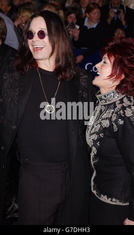 Ozzy und Sharon Osbourne kommen zu den 10-jährigen National Television Awards 2004, die in der Royal Albert Hall in London stattfinden. Stockfoto