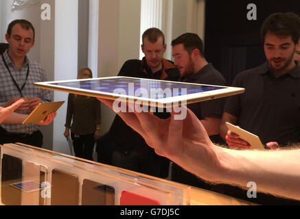 Das neue Apple iPad Air 2 wurde auf einer europäischen Sonderveranstaltung in Berlin vorgestellt, die auf einem Live-Event in Kalifornien vorgestellt wurde. Stockfoto