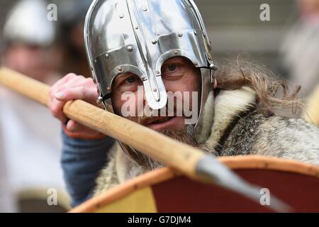 Angelsächsische Re-enactors versammeln sich vor dem Birmingham Museum and Art Gallery vor der Eröffnung der neuen Staffordshire Hoard Gallery. Stockfoto