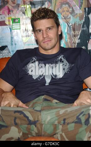 David Boreanaz, US-Schauspieler und Star der TV-Serie 'Angel', während seines Gastauftritts bei MTV TRL UK in den MTV Studios am Londoner Leicester Square. Stockfoto