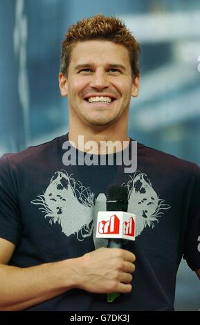 David Boreanaz, US-Schauspieler und Star der TV-Serie 'Angel', während seines Gastauftritts bei MTV TRL UK in den MTV Studios am Londoner Leicester Square. Stockfoto