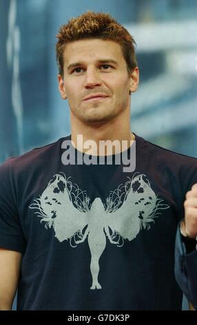 David Boreanaz, US-Schauspieler und Star der TV-Serie 'Angel', während seines Gastauftritts bei MTV TRL UK in den MTV Studios am Londoner Leicester Square. Stockfoto