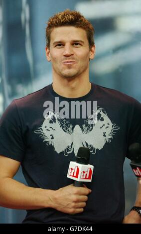 David Boreanaz, US-Schauspieler und Star der TV-Serie 'Angel', während seines Gastauftritts bei MTV TRL UK in den MTV Studios am Londoner Leicester Square. Stockfoto