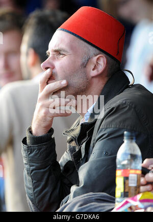 Fußball - Sky Bet League One - Crawley Town V Peterborough United - Checkatrade.com Stadium. Ein Fan auf den Tribünen zeigt seine Unterstützung in einem Fes-Hut Stockfoto