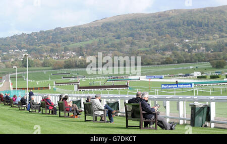 Rennfahrer auf den Sitzbänken der Mitglieder warten auf den Beginn der Aktion am ersten Tag des Showcase-Meetings 2014 auf der Cheltenham Racecourse, Cheltenham. Stockfoto