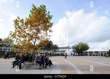 Rennfahrer treffen am ersten Tag des Showcase-Meetings 2014 auf der Cheltenham Racecourse in Cheltenham ein. Stockfoto