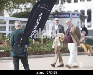 Rennfahrer treffen am ersten Tag des Showcase-Meetings 2014 auf der Cheltenham Racecourse in Cheltenham ein. Stockfoto