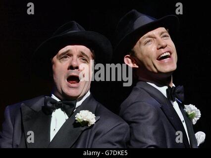 Nathan Lane als Max Bialystock (links) und Lee Evans als Leo Bloom während einer Fotozelle für die Bühnenversion von Mel Brooks' Musical 'The Producers', im Theatre Royal an der Drury Lane, West London. Stockfoto