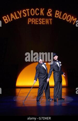 Nathan Lane als Max Bialystock (links) und Lee Evans als Leo Bloom während einer Fotozelle für die Bühnenversion von Mel Brooks' Musical 'The Producers', im Theatre Royal an der Drury Lane, West London. Stockfoto