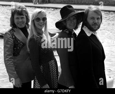 Die Popgruppe Abba in Brighton, wo sie mit „Waterloo“, gesungen von den Mädchen Annifrid Lyngstad (Frida) rechts und Agnetha Faltskog (Anna), den Eurovision Song Contest für Schweden gewonnen haben. Die anderen Gruppenmitglieder, Benny Andersson, rechts, und Bjorn Ulvaeus, komponierten das Lied. Stockfoto