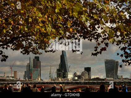 (Von links) Tower 42, Heron Tower, das Leadenhall Building (Cheesegrater) und 20 Fenchurch Street (Walkie Talkie) werden gesehen, wenn die Blätter beginnen, Farbe für Herbst entlang der Southbank, London zu ändern. Stockfoto