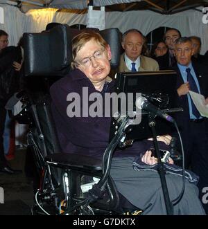 Der weltweit anerkannte Wissenschaftler Stephen Hawking sagte bei einer Kundgebung für nukleare Abrüstung auf dem Trafalgar Square in London, dass der Tod von mehr als 100,000 Menschen im Irak ein Kriegsverbrechen sei. Professor Hawking machte seine Kritik, als er an einer besonderen Veranstaltung teilnahm, um an diejenigen zu erinnern, die seit dem Krieg im letzten Jahr ihr Leben verloren haben. Stockfoto