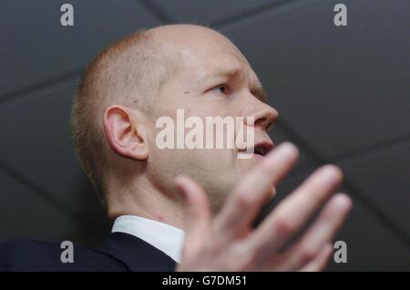 Der ehemalige Vorsitzende der Konservativen Partei, William Hague, hält eine Rede während eines Randtreffens auf der Konferenz der Konservativen Partei in Bournemouth. Die Konferenz, die heute beginnt, läuft bis Donnerstag. Stockfoto